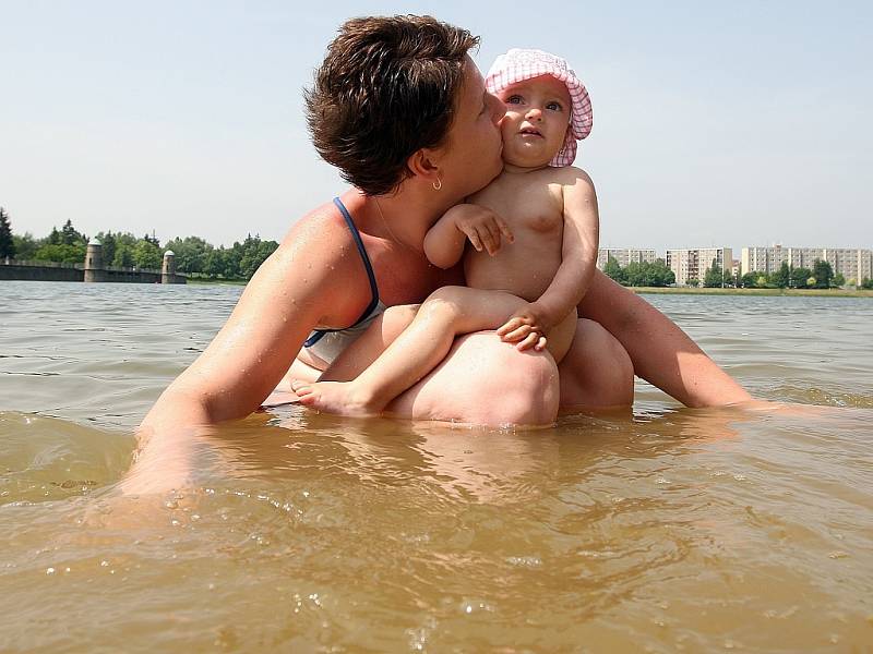 Na jablonecké přehradě se díky teplému počasí již zaplňují pláže. Na snímku Petra Břešťáková s dcerou Sárou.