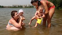 Na jablonecké přehradě se díky teplému počasí již zaplňují pláže. Na snímku Petra Břešťáková s dcerou Sárou a Veronika Salabová se synem Petrem.