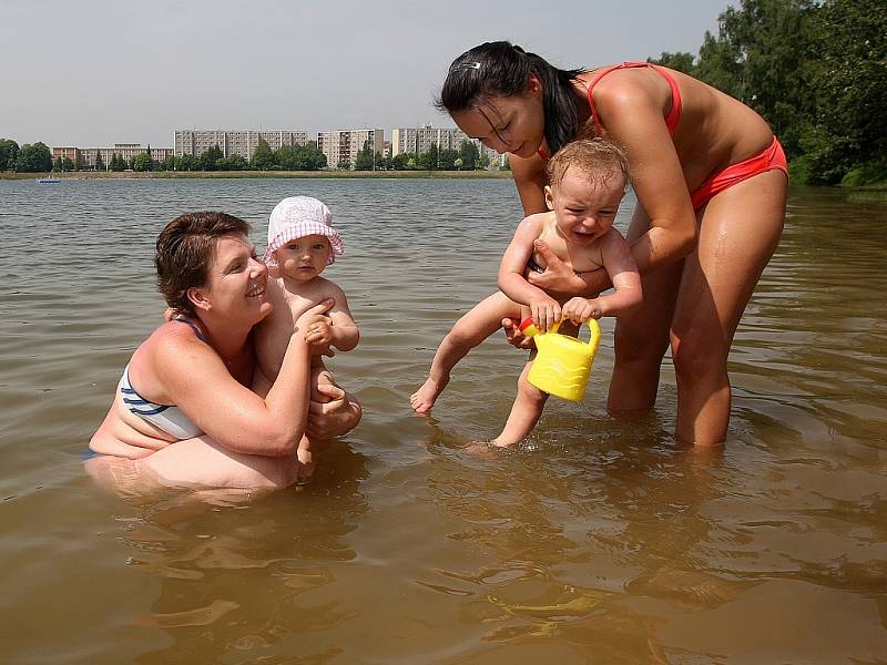 Na jablonecké přehradě se díky teplému počasí již zaplňují pláže. Na snímku Petra Břešťáková s dcerou Sárou a Veronika Salabová se synem Petrem.