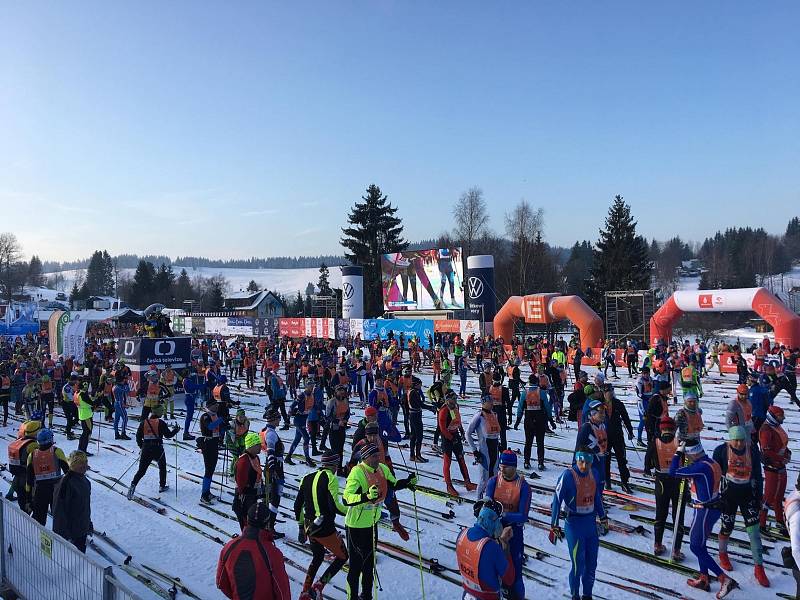 V Bedřichově již čekají na vítěze hlavního závodu Jizerská 50. Na snímcích starty jednotlivých vln.