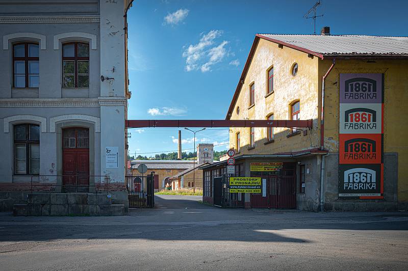 Opuštěná fabrika na okraji Semil ožívá výstavami a koncerty.