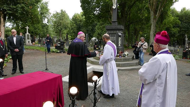 Biskupa Petr Františka Krejčího znovu uložili k věčnému spánku.