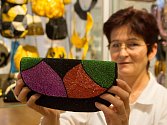 Muzeum skla a bižuterie v Jablonci stále láká na výstavu perličkových kabelek
