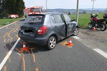 Motocyklisté havarovali na stejném místě mezi Držkovem a Loužnicí. Nehody dělilo pár minut.