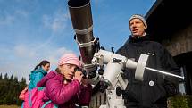 Dětský den s Vílou Izerínou na Jizerce proběhl 7. října již posedmé. Pro děti byly připraveny například dílničky, pohádka, astronomický koutek s možností pozorování slunce nebo ukázka dravců.