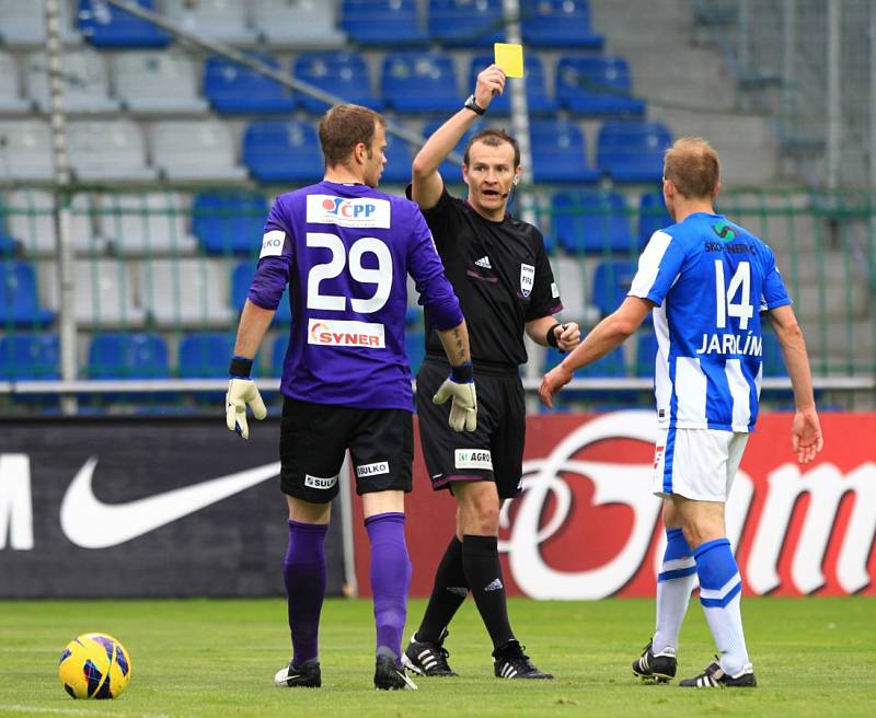 Fotbalisté Jablonce remizovali v Mladé Boleslavi 1:1. Na snímku ukazuje rozhodčí Pavel Královec žlutou kartu brankáři Jablonce Romanu Valešovi a Davidu Jarolímovi.