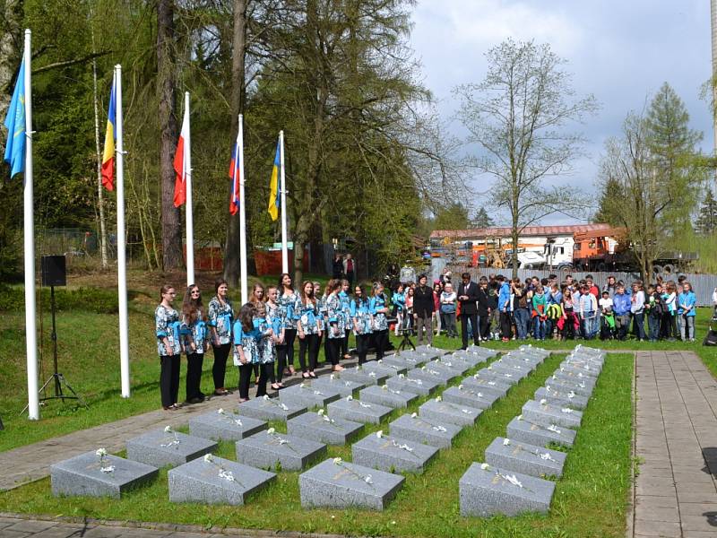 Pietní setkání u příležitosti 70. výročí skončení 2. světové války u památníku v Rýnovicích. 