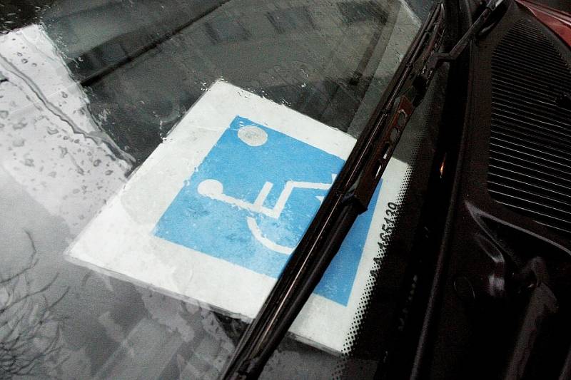 Ke kartě do auta obdrží zdravotně postižený člověk i průkazku se shodným číslem.