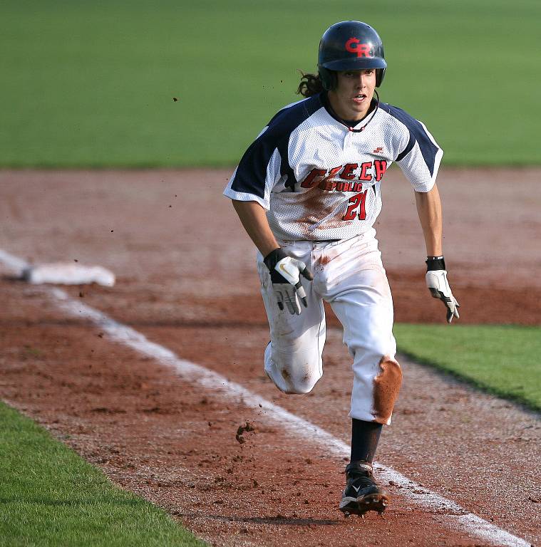 Mistrovství Evropy v baseballu 2012 odstartovalo. Česká reprezentace porazila v úvodním duelu Slovensko (v modrém) 10:0.