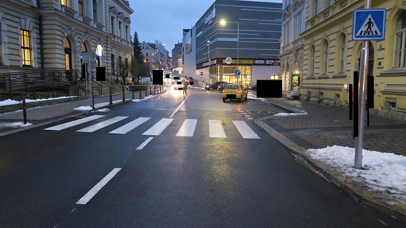 Automobil srazil dvě dívky na přechodu v Liberecké ulici v Jablonci nad Nisou