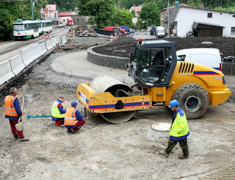 Stavba kruhového objezdu na křižovatce Tovární s Libereckou ulicí v roce 2010.