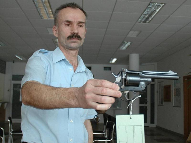 Na fotografii ukazuje zbraň inspektor semislkých policistů na oddělení služby pro zbraně a bezpečnostní materiál Dušan Kadavý.