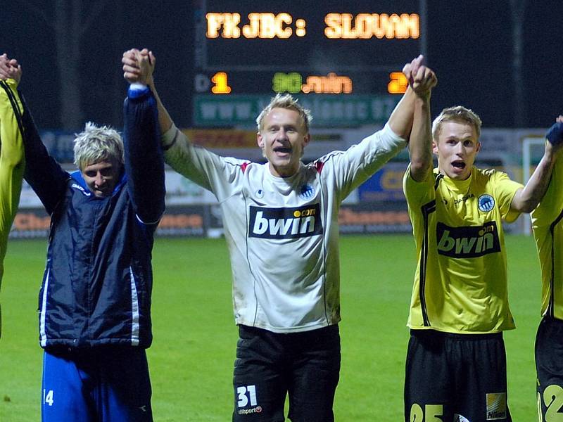 Liberečtí hráči děkují svým fanouškům po vyhraném derby.