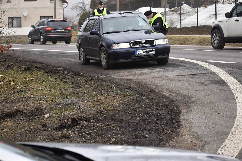 Policisté kontrolují cestující v Libereckém kraji.