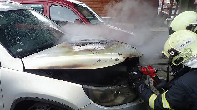V Jablonci hořelo auto. Požár způsobil škodu ve výši 150 tisíc korun