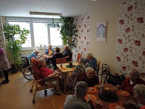 Seniorům opět dělá radost Babiččina kavárna.