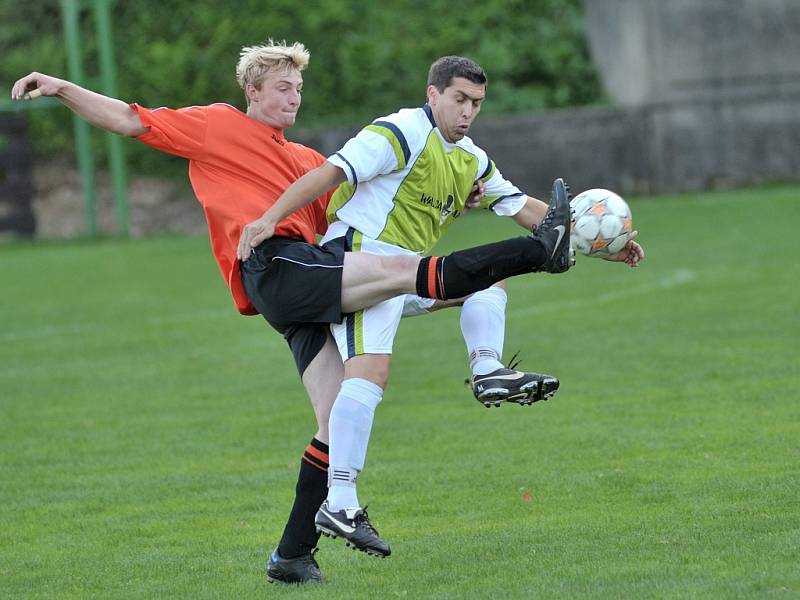 V dalším utkání 1B. třídy se střetli hráči Sokola Plavy A s Malou Skálou A. Domácí obránce Jakub Černý  (vlevo v oranžovém) odvrací míč před hostujícím útočníkem Milanem Makulou (vpravo).