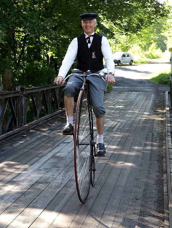 Příznivci cyklistického retro stylu se v sobotu sešli na Jablonecku, aby absolvovali jízdu Cyklostezkou Járy Cimrmana.