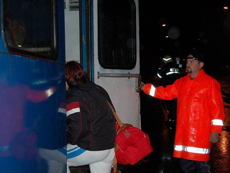I hasiči v jizerskohorské obci Desná vědí, co dokáže velká voda. V noci ze 7. na 8. srpna 2006 museli evakuovat obyvatele domů u řeky.