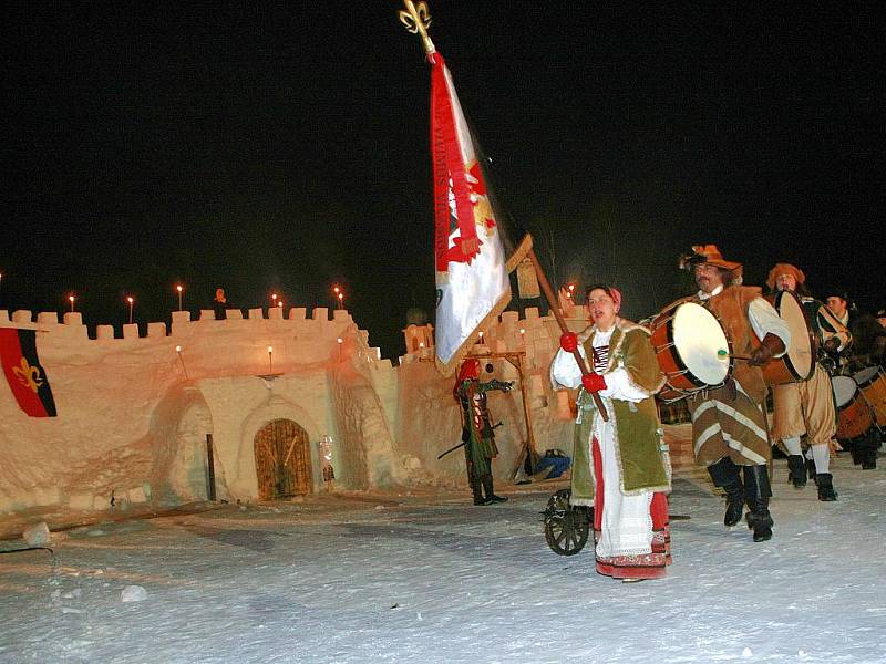 V sobotu 27. února se v Harrachově odehrála každoroční zuřivá bitva o sněhový hrad Harrachštejn.