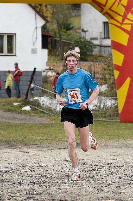 TÉMĚŘ TŘI STOVKY  ZÁVODNÍKŮ A ZÁVODNIC se vydaly za mrazivého počasí na dvě náročné trati. Janovských 11 a 19.