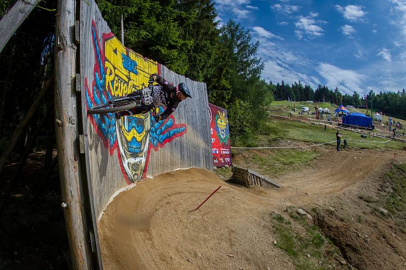 Kvalifikace závodu světové série horských kol ve fourcrossu, JBC 4X Revelations, proběhla 14. července v bikeparku v Jablonci nad Nisou. Finále se koná 15. července. Na snímku je Antoni Villioni.