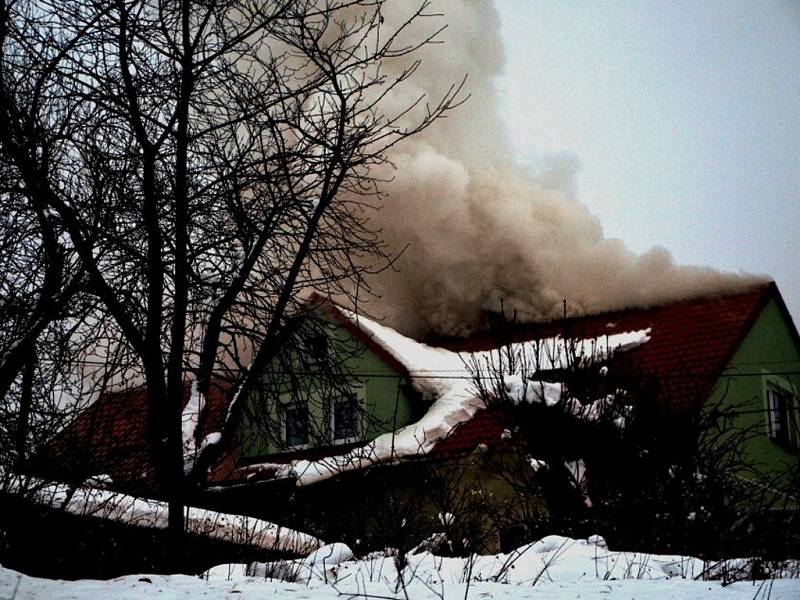 Jednotka byla 16. prosince před 16. hodinou povolána na požár nízké budovy v Lučanech nad Nisou, na místě již zasahovalo HZS Jablonec n/N a místní jednotka. Naše jednotka na místě prováděla zásah v dýchací technice, rozebírání střešní konstrukce, hašení.