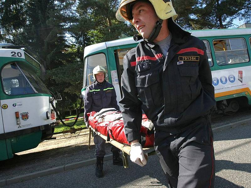 Více než stovka profesionálů se ve středu dopoledne sešla ve Vratislavicích nad Nisou. Tam trénovali policisté, strážníci, krajští hasiči, záchranáři, ale i pracovníci Českého červeného kříže zásah u střetu dvou tramvají.