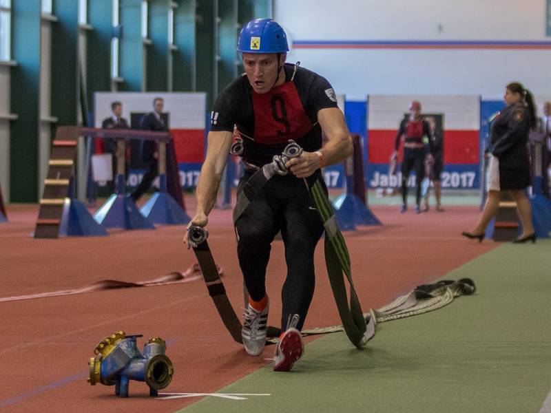 HASIČI odstartovali sezonu závodů požárního sportu. Do Jablonce přijeli  i zástupci Slovenska a  Polska. 