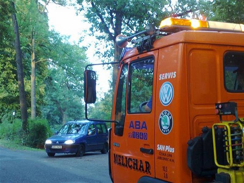 Začala Benátská noc. Silnice, na nichž policie vydala zákaz parkování, lemovaly desítky aut. Policisté povolali odtahovou službu.