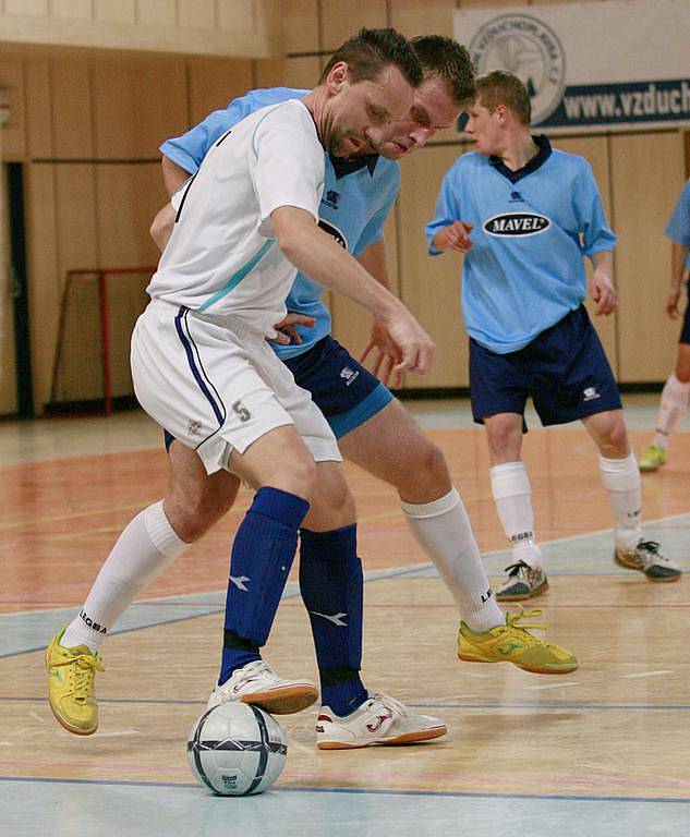 Alfa Liberec (v bílém) porazila v jablonecké městské hale Benešov vysoko 10:4.