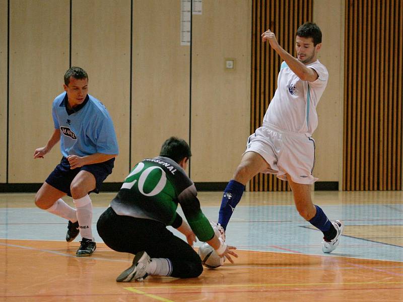 Alfa Liberec (v bílém) porazila v jablonecké městské hale Benešov vysoko 10:4.