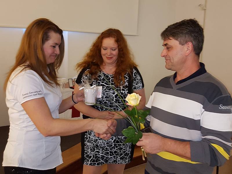 V kapli Nemocnice Jablonec poděkovala za ČČK Kateřina Havlová a ředitel Nemocnice Jablonec Vít Němeček dárcům krve.