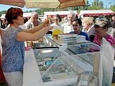 Krajské dožínky 2013 v Brništi. Ivana Jablonovská během dožínek při prodeji své zmrzliny, která se stala výrobkem roku v kategorii Zmrzliny a smetanové krémy.