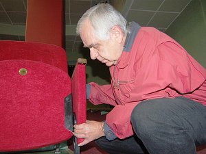 V jabloneckém kině Junior nyní opravují sedadla. Instalují krytku na sklopnou mechaniku. Kvůli ohrožení dětských diváků inspektoři ČOI nechali kino uzavřít.
