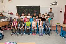 Prvňáci z 1. A Základní školy Železný Brod, Školní 700 se fotili do projektu Naši prvňáci. Na snímku je s nimi třídní učitelka Věra Kvapilová.