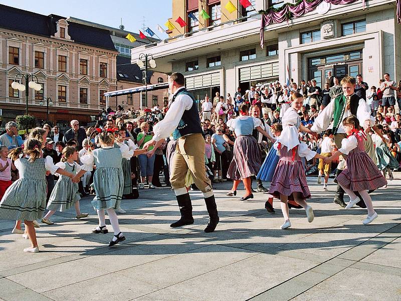 Během pětačtyřicetileté existence prošly folklorním souborem Nisanka již stovky tanečníků a muzikantů. 