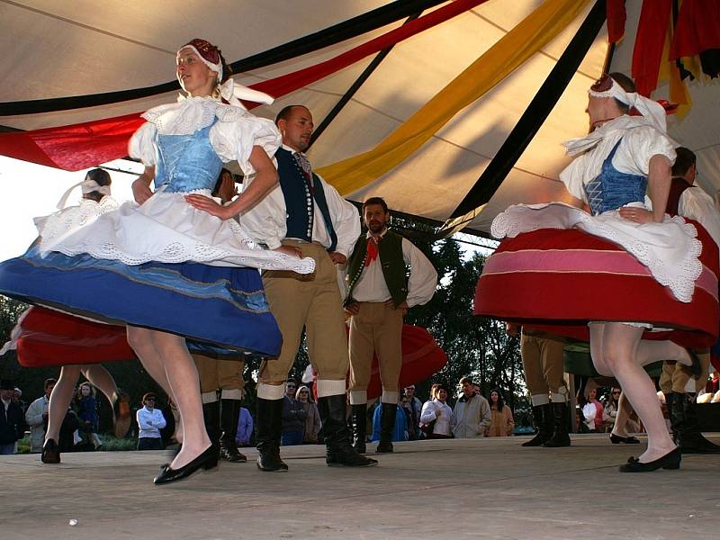 Během pětačtyřicetileté existence prošly folklorním souborem Nisanka již stovky tanečníků a muzikantů. 