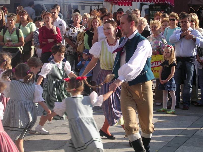 Během pětačtyřicetileté existence prošly folklorním souborem Nisanka již stovky tanečníků a muzikantů. 