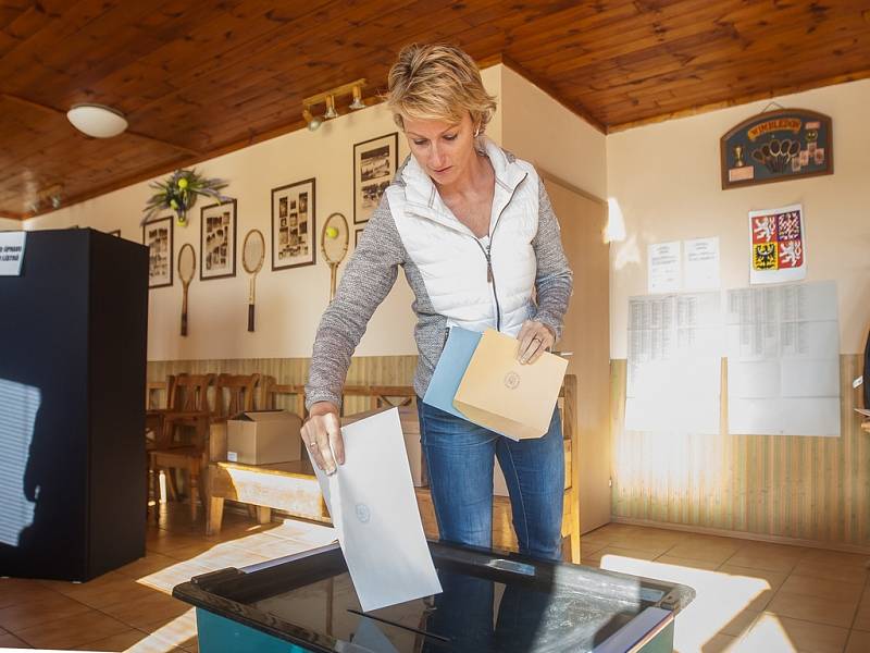 Lidé odevzdali 5. října v Jablonci nad Nisou svůj hlas ve volbách do zastupitelstva a doplňovacích volbách do Senátu Parlamentu České republiky.