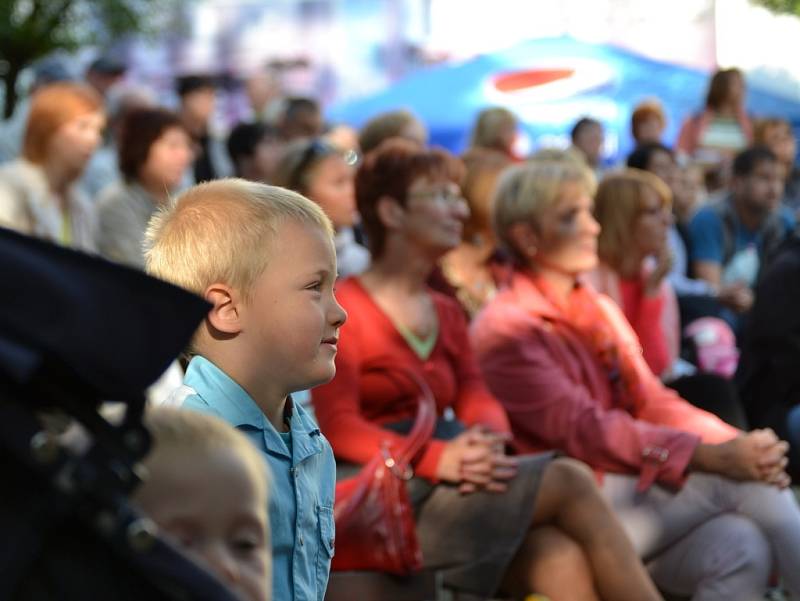 CHLOE CHARLES TRIO vystupovalo ve čtvrtek na Letní scéně v rámci prázdninových čtvrtečních koncertů. 