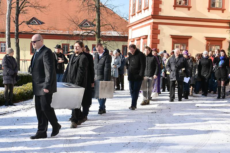 Uložení ostatků Valdštejnů, které byly nalezeny při archeologickém výzkumu.