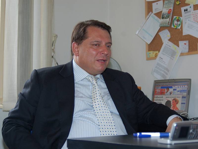 Předseda ČSSD Jiří Paroubek během návštěvy v Jablonci stihl navštívit také naši redakci jabloneckého deníku.