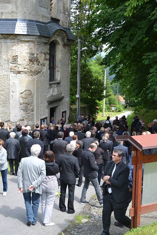 Poslední rozloučení s akademickou malířkou Ivanou Houserovou v kostele sv. Josefa na Krásné.