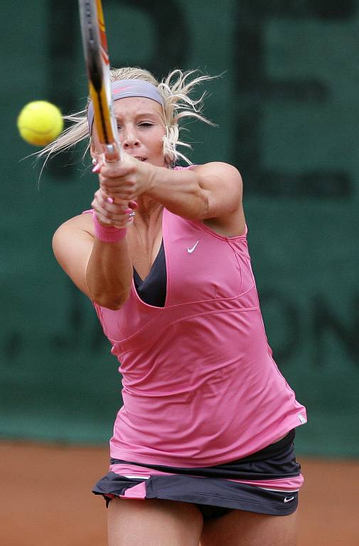 Mezinárodní tenisový turnaj žen Jablonec Cup 2012 zakončil v neděli svou kvalifikační část dvouhry. Na snímku Martina Přádová z České republiky, která si vybojovala účast v hlavní soutěži.