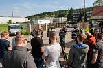 Novináři čekají na ředitele věznice Rýnovice. 