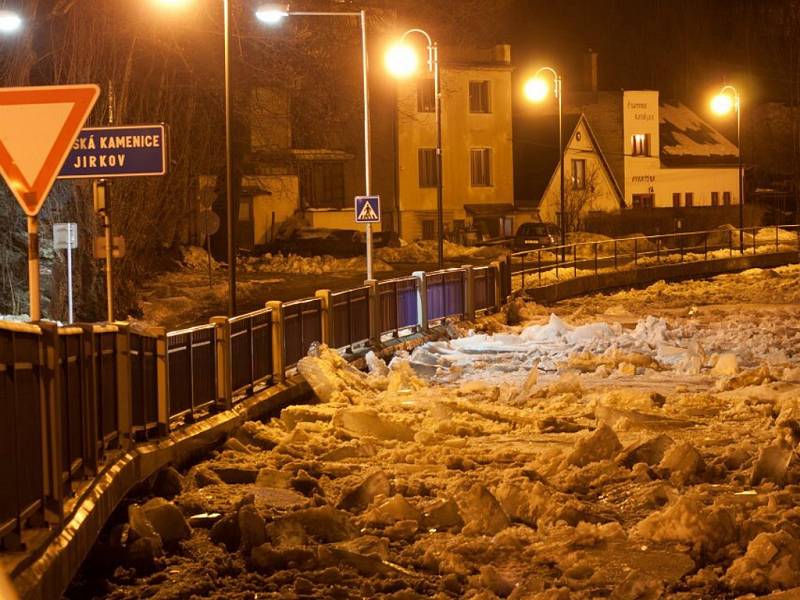 Hukot vody a třesk ledových ker na Jizeře, řev sirén. Tak vrazila obleva v sobotu nad ránem do Železného Brodu. Vlivem tání se Jizerou prohnala doslova lavina ker a vody.