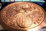 V České mincovně v Jablonci vážili největší frézovanou a gravírovanou minci na světě.