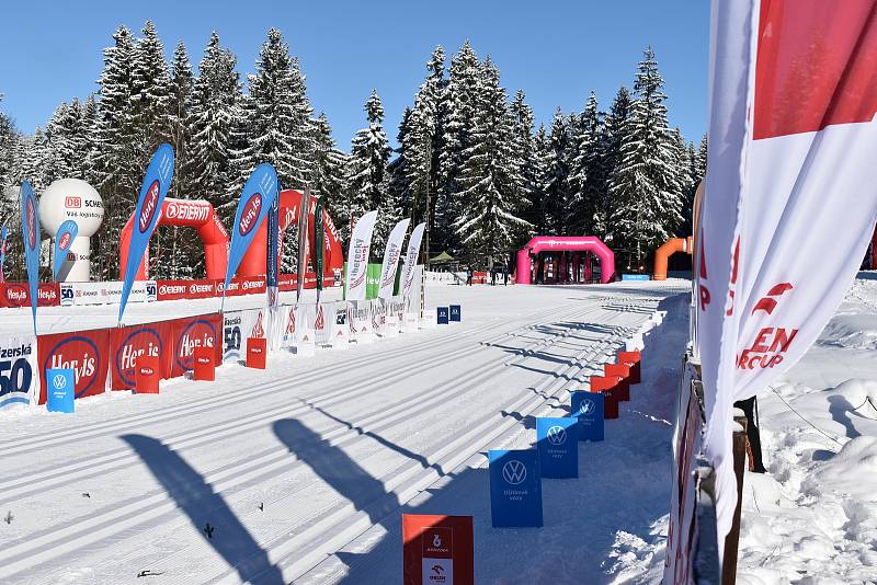 Na Bedřichově se jel 54. ročník ČEZ Jizerské padesátky, bez hobíků i diváků.