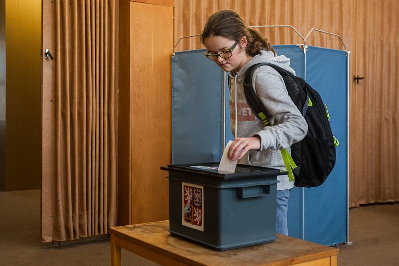 Studentské prezidentské volby začaly 16. ledna na Gymnáziu Dr. Antona Randy v Jablonci nad Nisou. Pokračovat budou i následující den, kdy budou ve večerních hodinách zveřejněny výsledky hlasování.